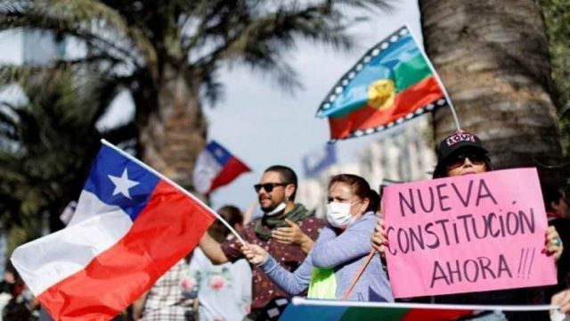 Estudio: chilenos desean nueva carta magna