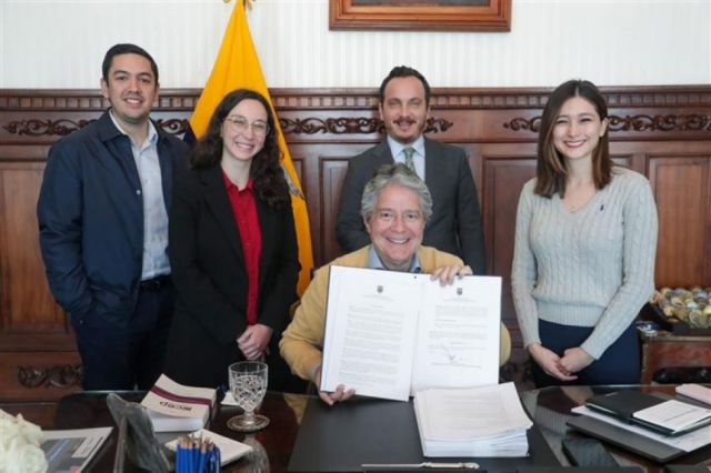 Lasso convoca a consulta popular en Ecuador
