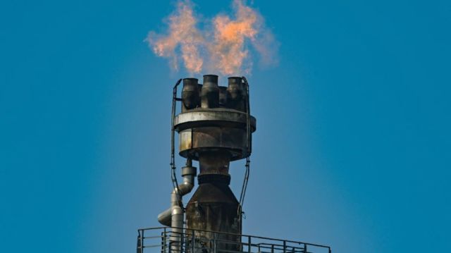 La UE acuerda un tope al precio del petróleo ruso de 60 dólares por barril