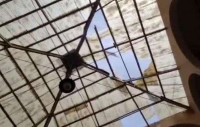 El techo del hall de la Alcaldía de Potosí se desmorona en pleno acto