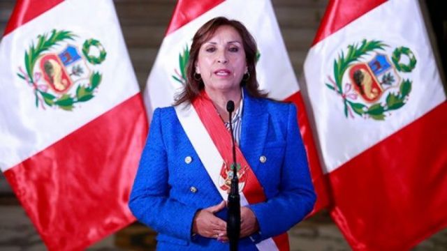 Presidenta de Perú propone adelantar elecciones