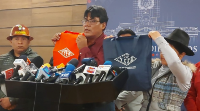 YPFB: Parece que el diputado Arce no sabe que el color rojo es parte de la imagen corporativa