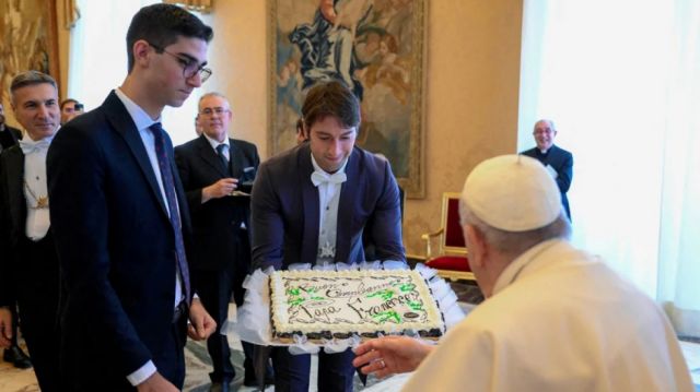 El papa Francisco encabezó un acto en el día de su cumpleaños 86: premió a personas que se ocupan de la caridad