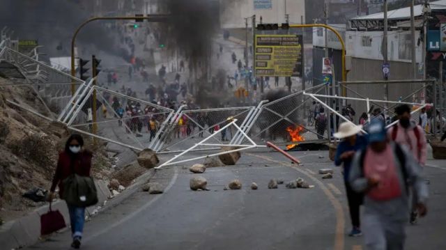 El Gobierno peruano decreta cinco días de toque de queda 
