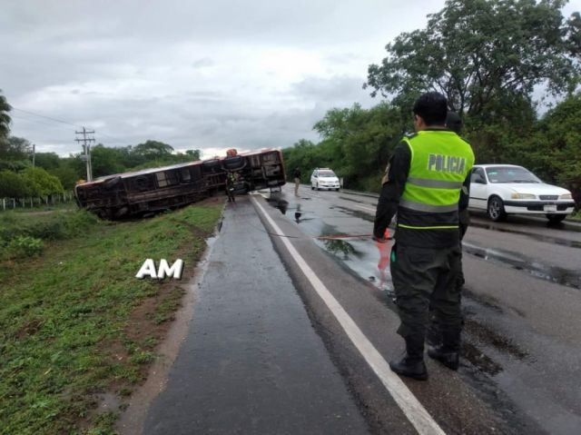 Un bus vuelca cerca a Villa Montes, hay cuatro heridos 