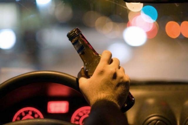 Lo multan con 250 UFV por beber en su vehículo