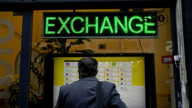 Dólar 'blue' en Argentina cotiza a 355 pesos