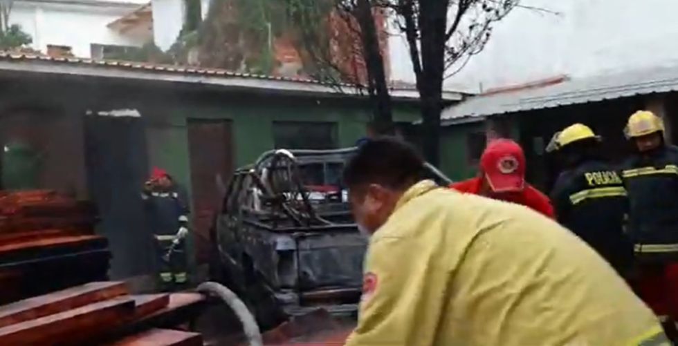 Vehículo se incendia al interior del Sernap