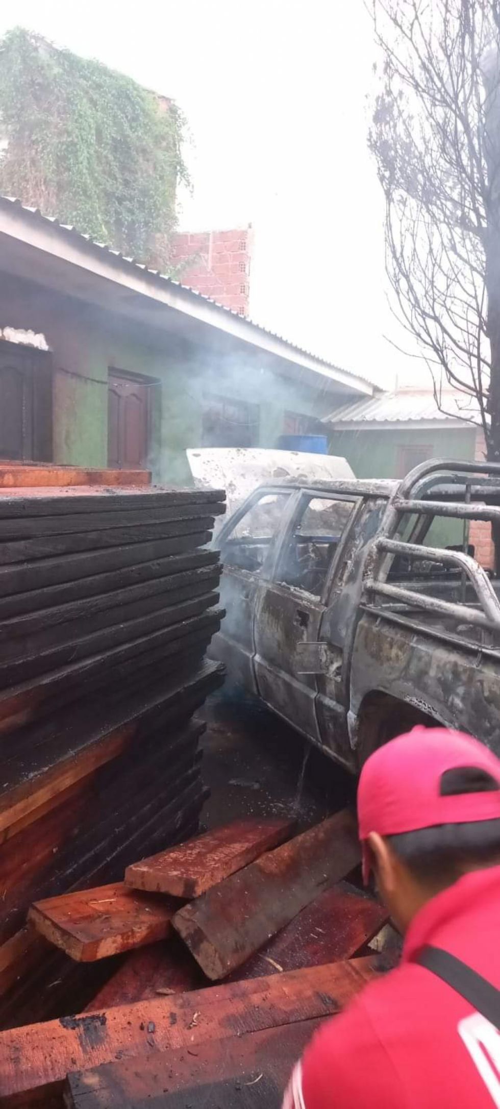 Camioneta se incendia en garajes del Sernap
