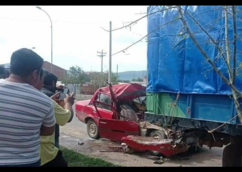 Dos personas mueren atrapadas entre dos vehículos
