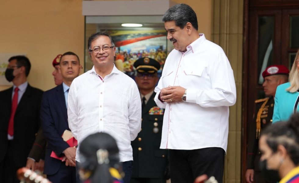 Maduro califica de fructífera reunión con Petro