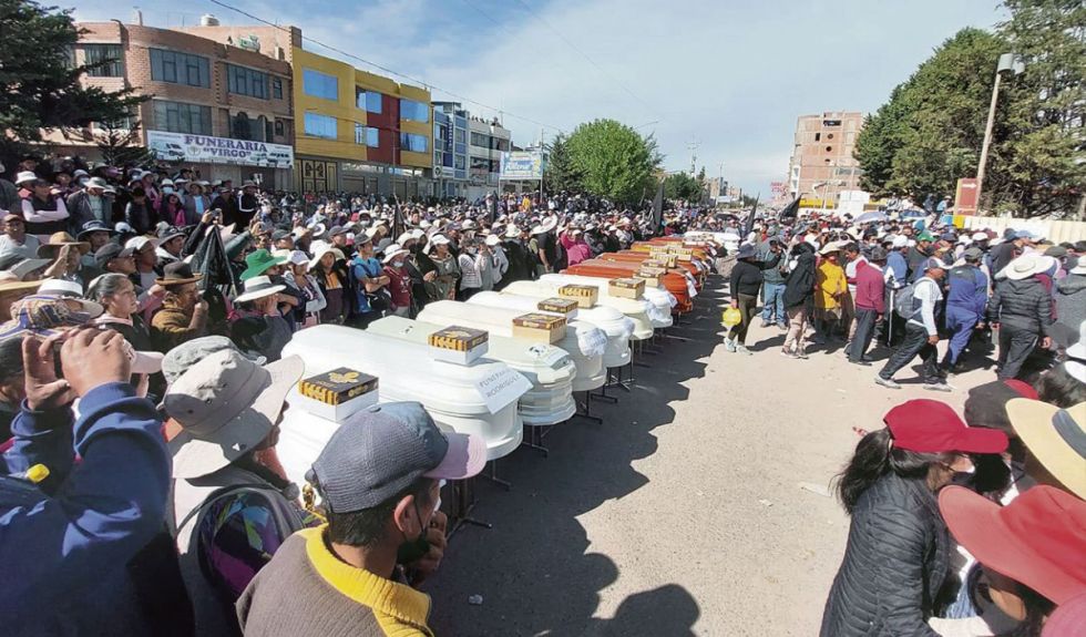 VIDEO: Puno lamenta frente a ataúdes la masacre que dejó 18 muertos al sur de Perú
