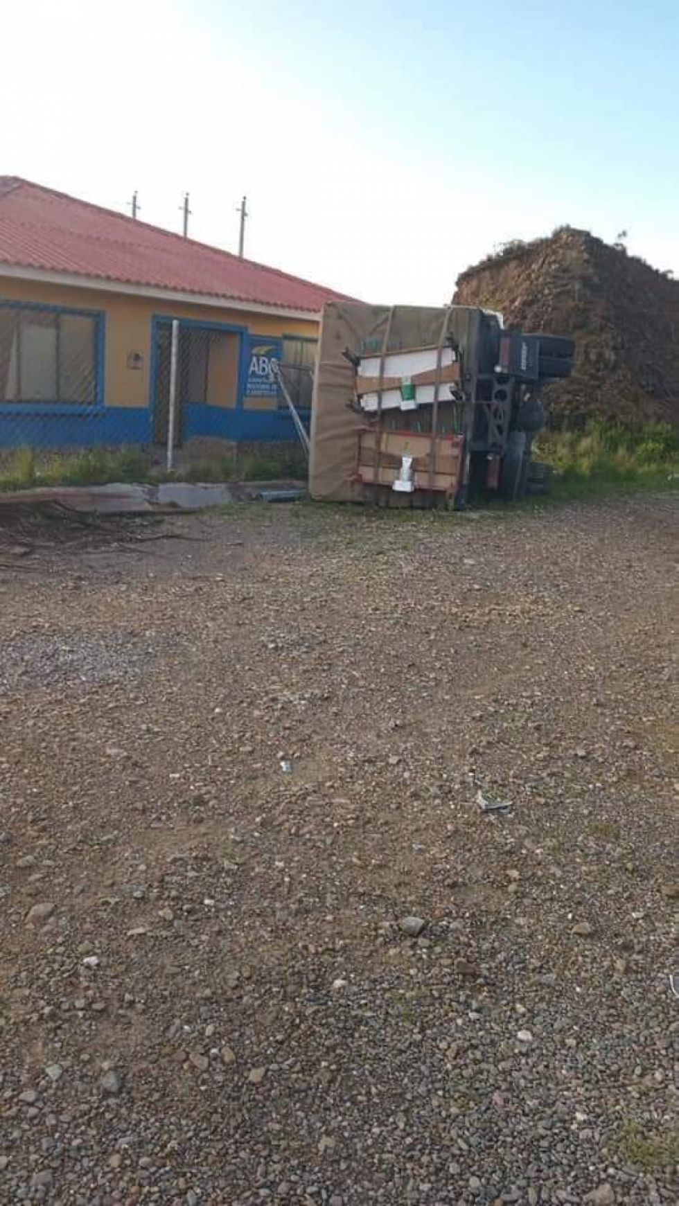 Reportan accidente de un camión en Falda la Queñua