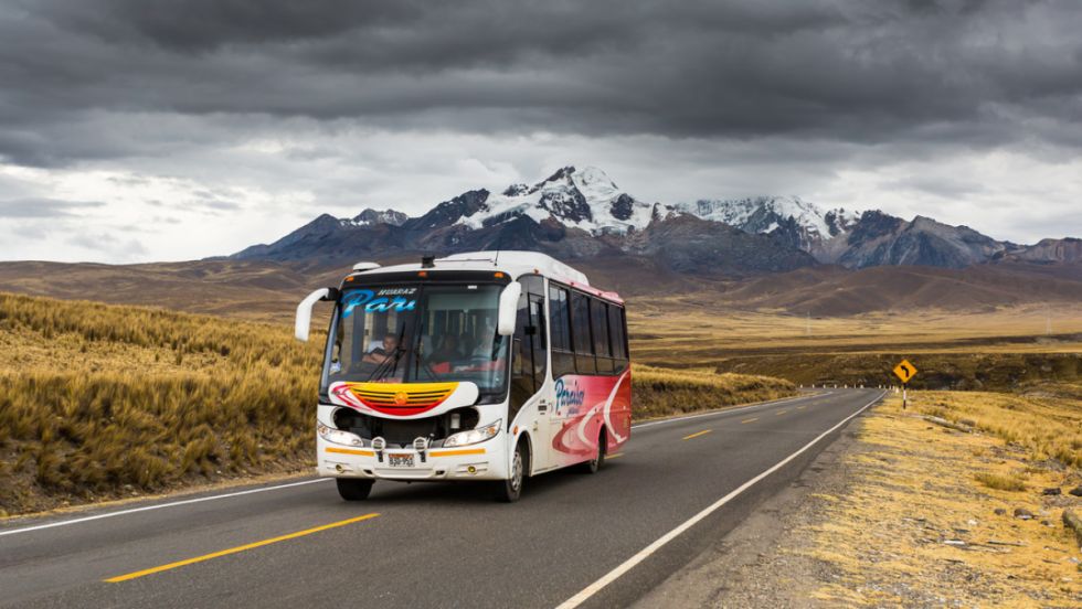 Delincuentes retienen durante horas un autobús en Perú y asaltan a los pasajeros
