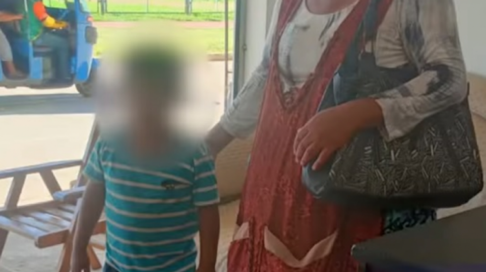 Santa Cruz: Rescatan a niño que fue empeñado por su madre a cambio de Bs 100 en cerveza