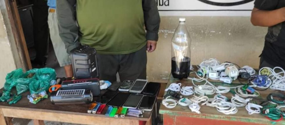 Decomisan droga, cuchillos y teléfonos a reos en Yacuiba