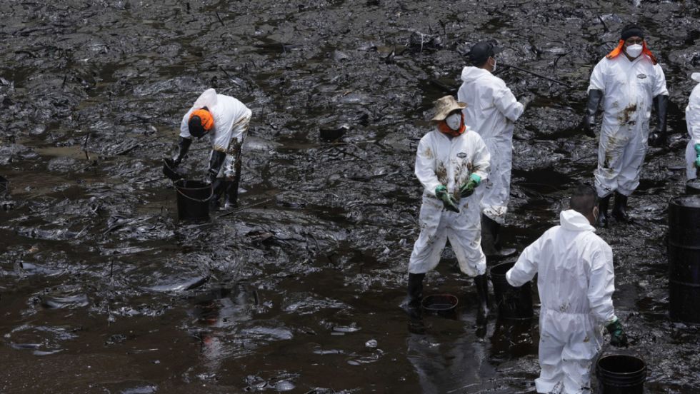 Peruanos lamentan impunidad a un año del derrame de petróleo