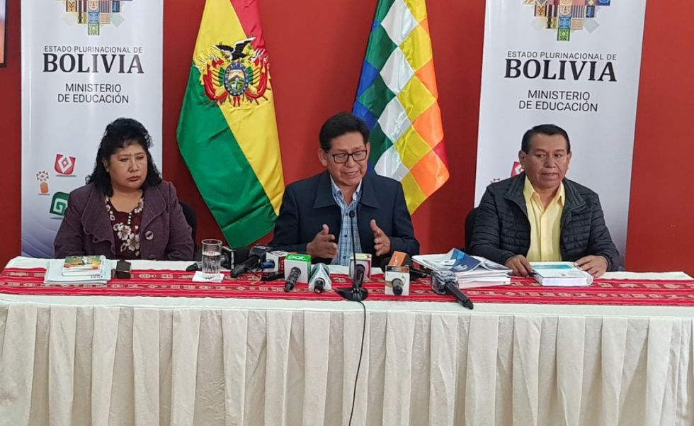 Ministro de Educación: No se abroga la ley Avelino Siñani ni se anula la actualización curricular