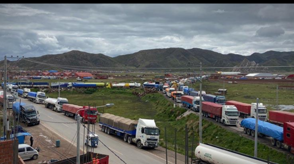 Llevan 600 raciones para choferes varados en territorio boliviano por el conflicto de Perú