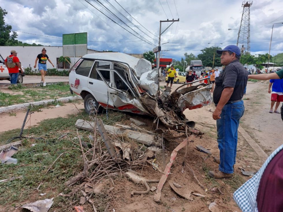 Cisterna que salió de Villa Montes chocó con dos vehículos en Camiri 