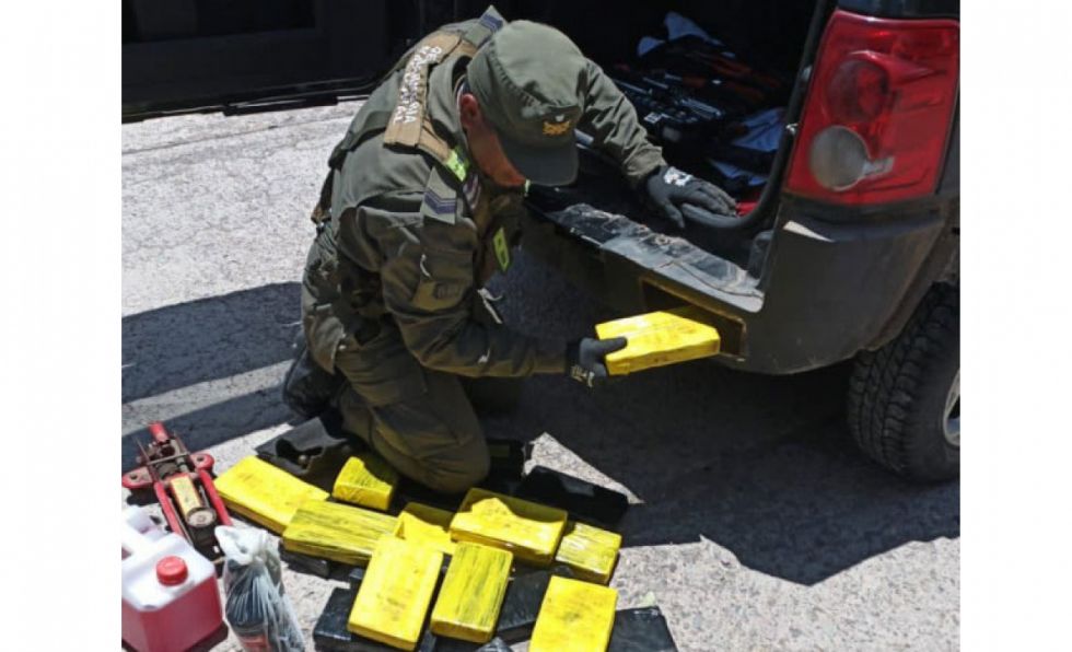 Detienen en Argentina a boliviano que transportaba droga en vehículo con doble fondo