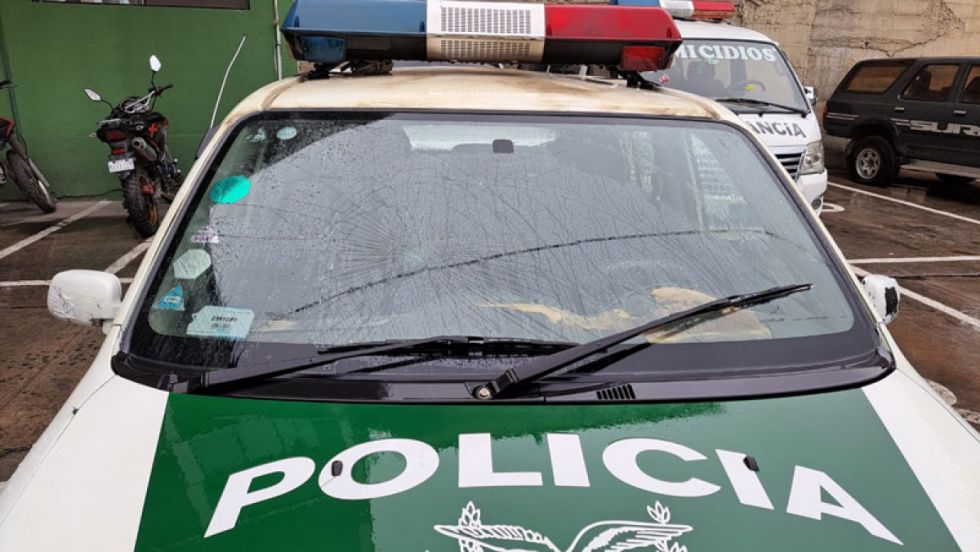 Una pareja causa destrozos en una patrulla tras ser interceptada por la Policía