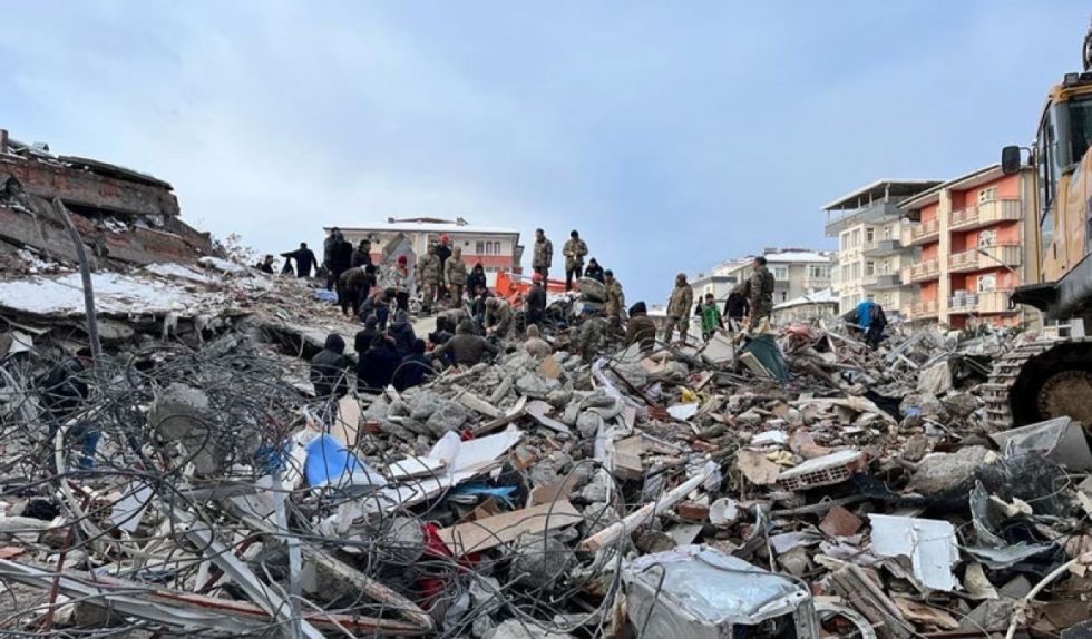 Sube a más de 7.200 los muertos en Turquía y Siria