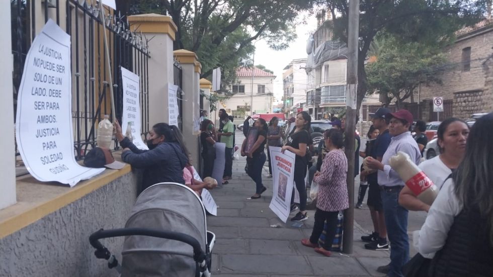 Dan detención domiciliaria a médico que operó a Soledad en Tarija