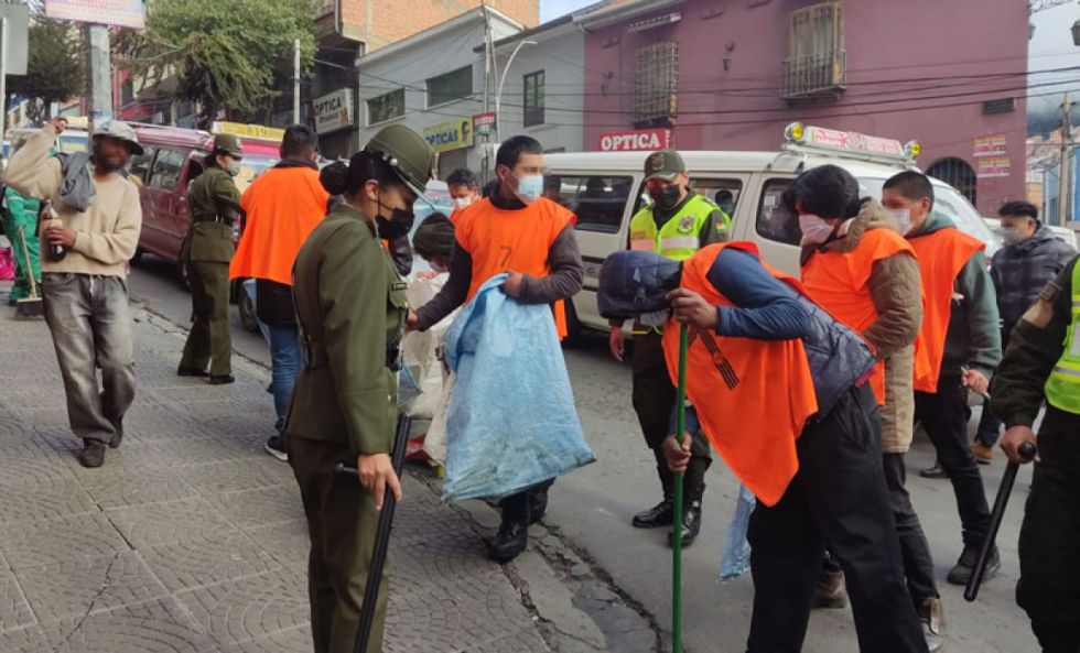 Arrestados tras la celebración de "Compadres" cumplen trabajos comunitarios en La Paz