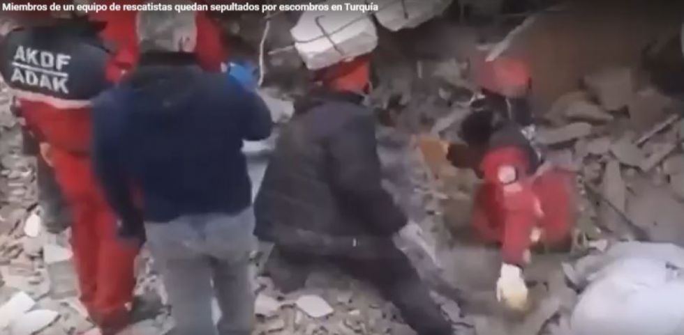 Rescatistas quedan sepultados por escombros en Turquía 
