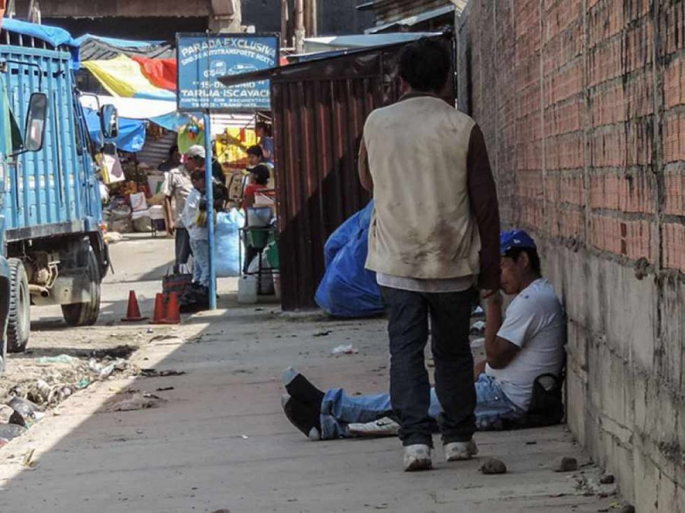 En Tarija, vendedores y vecinos “conviven” con “bebedores NN”
