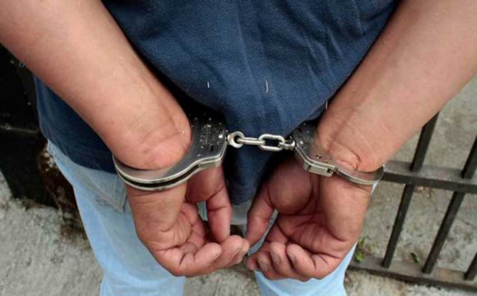 Arrestan a un profesor por hacer trampa con un celular durante un examen