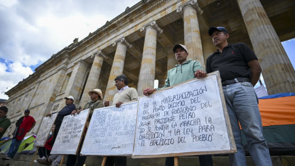 Colombianos toman las calles en apoyo a reformas sociales