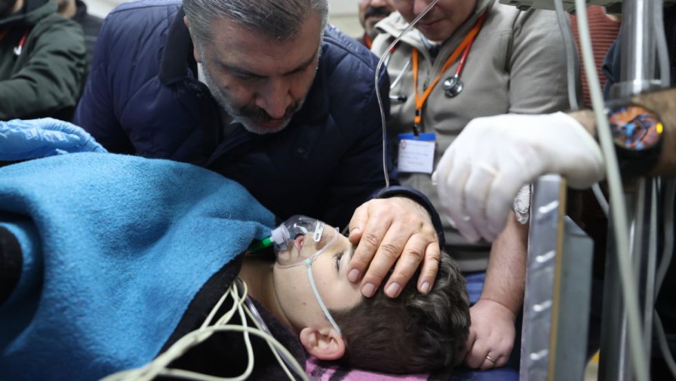Rescatan a un niño y a dos hombres diez días después del devastador sismo en Turquía