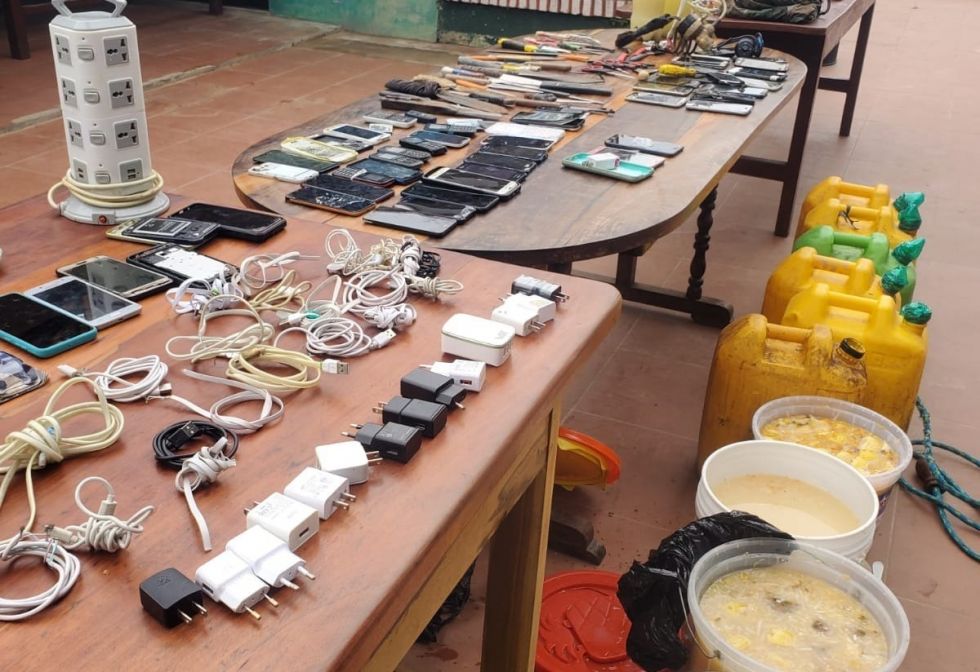 Policía secuestra celulares y objetos punzocortantes en requisas sorpresa en penales de San Pedro y Palmasola