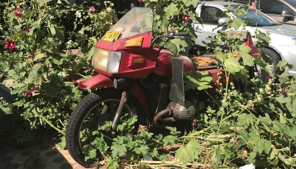 Abandonan en una quebrada una moto robada 