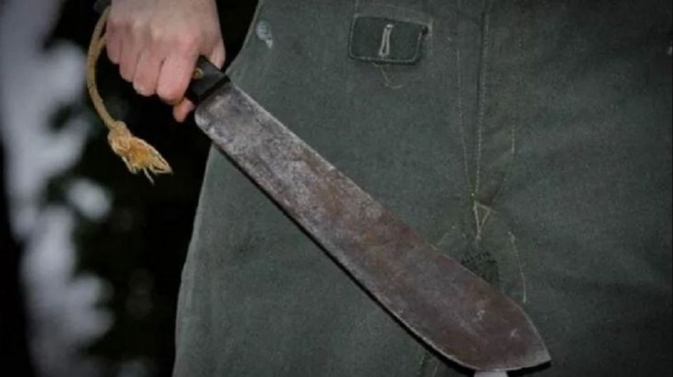 Sujeto con machete en mano amenazó a su esposa e hija en Tarija