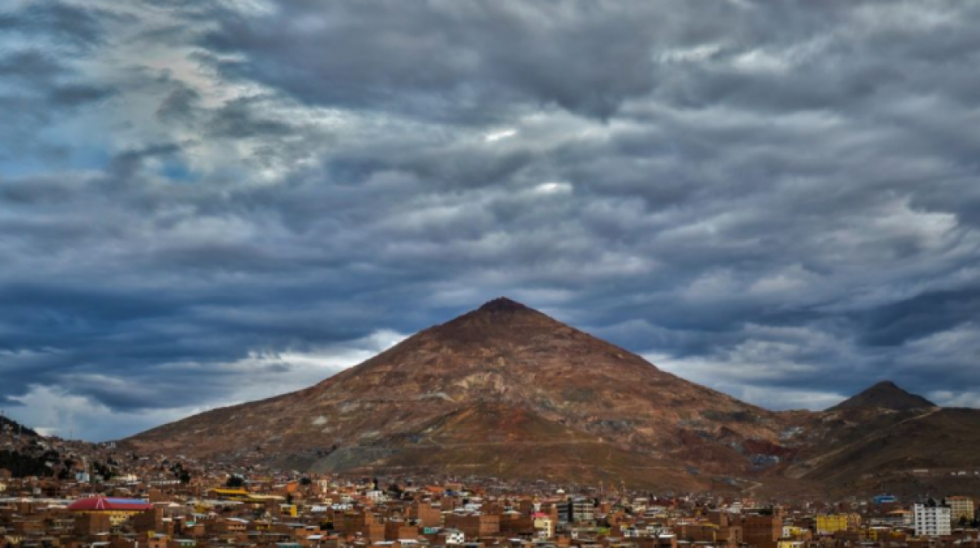 Minero muere en el Cerro Rico de Potosí tras caer a un precipicio de 150 metros