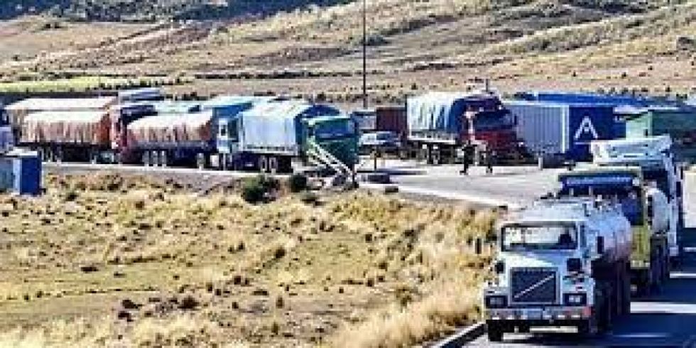Gobierno logra tregua con Perú para el paso de camiones sin multas