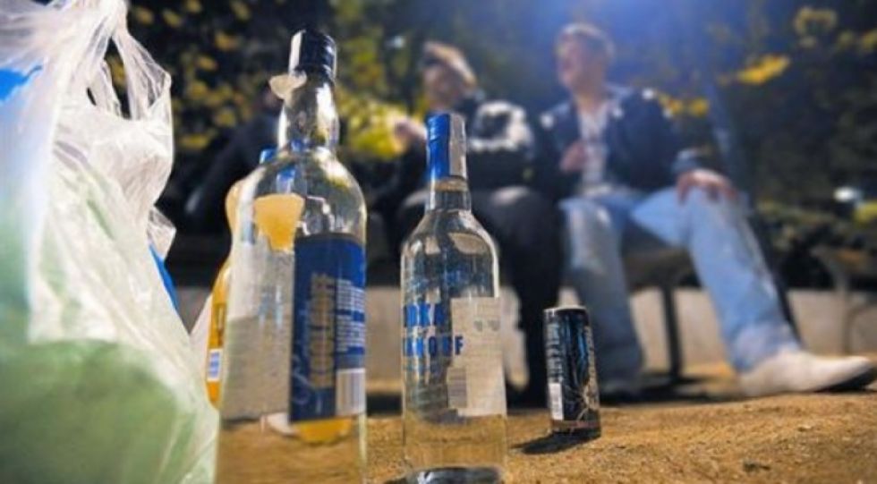 Hallan a menores bebiendo en la calle