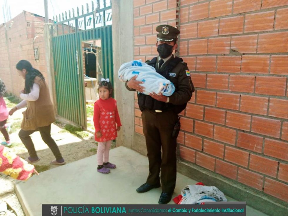 Abandonaron a un bebé en la puerta de una casa