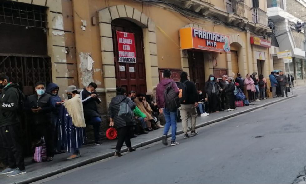 El Banco Central amanece con larga fila de personas que buscan comprar dólares