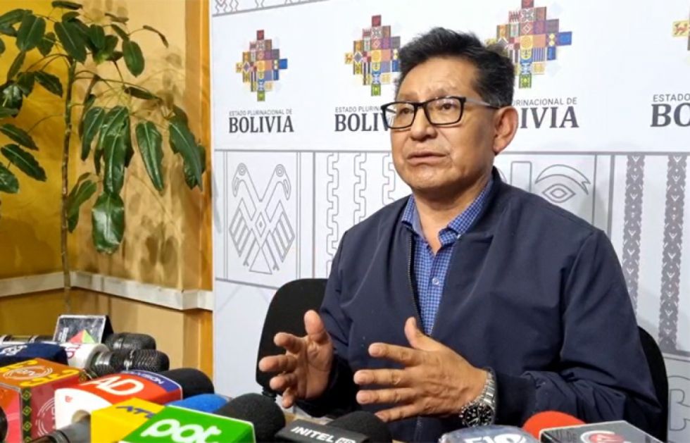 Ministro dice que Magisterio solo quiere convulsionar, califica de improvisadas sus peticiones 