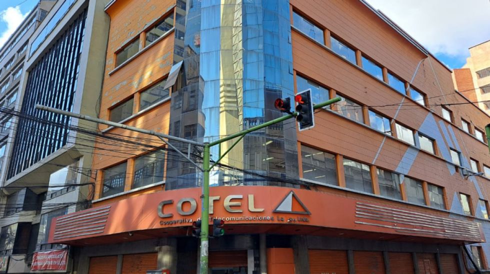 Cotel: Salarios de hasta Bs22 mil por contestar el teléfono, atraso tecnológico y el riesgo de quiebra