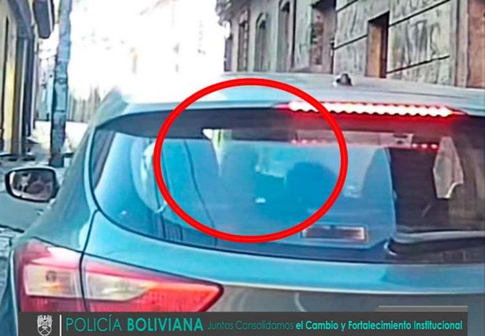 Lo multan por conducir con un bebé frente al volante