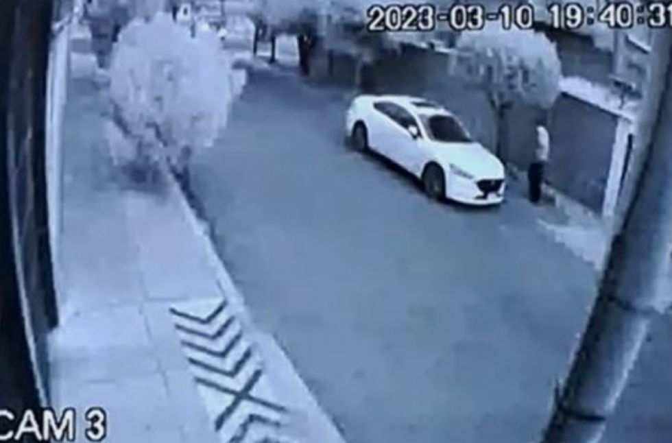 Capturan a delincuente que rompía vidrios de vehículos para sustraer objetos de valor en la zona Sur de La Paz
