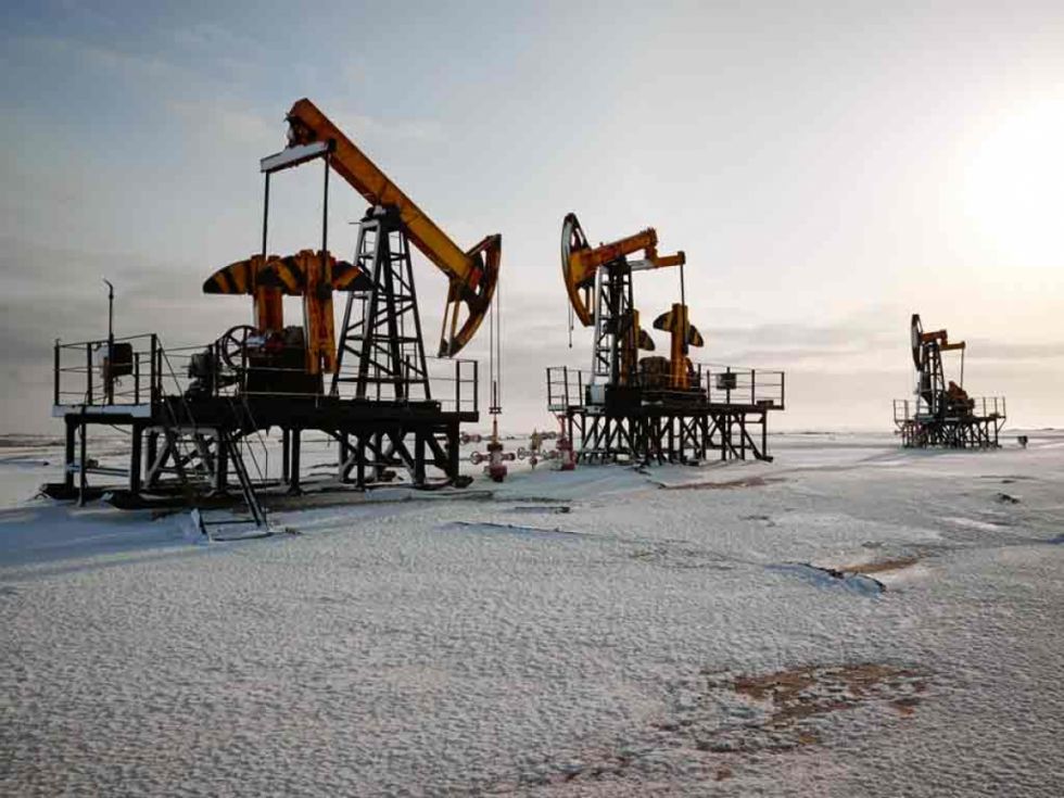 Precios del petróleo caen más de dos dólares