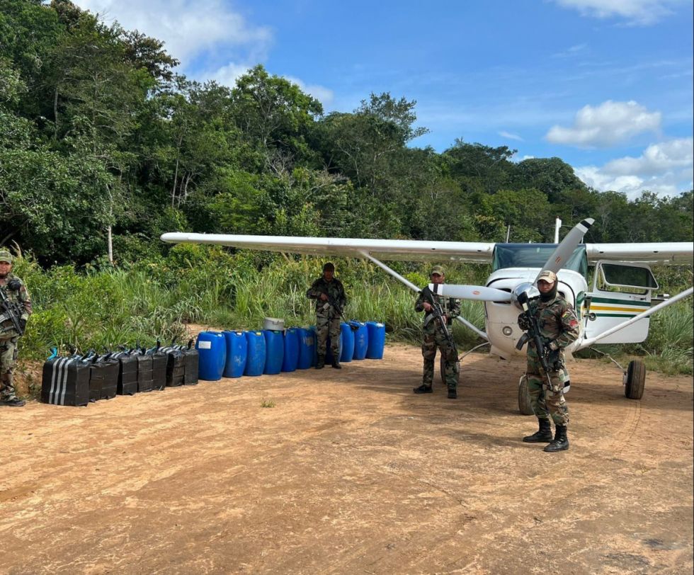 Secuestran avioneta y 347 kilos de cocaína en pista clandestina en el norte de La Paz
