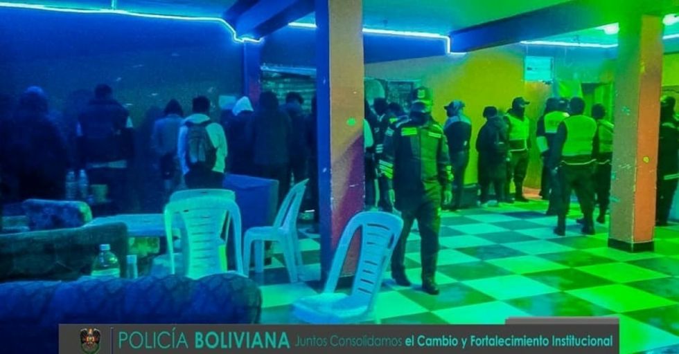 Policía arrestó a 21 jóvenes en un bar clandestino