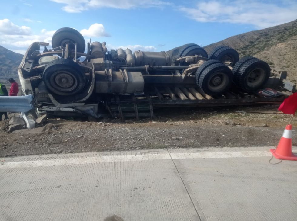 Vuelco de camión de alto tonelaje dejó dos muertos